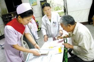 西安唐城医院专家团队莅临三桥老年公寓开展义诊活动